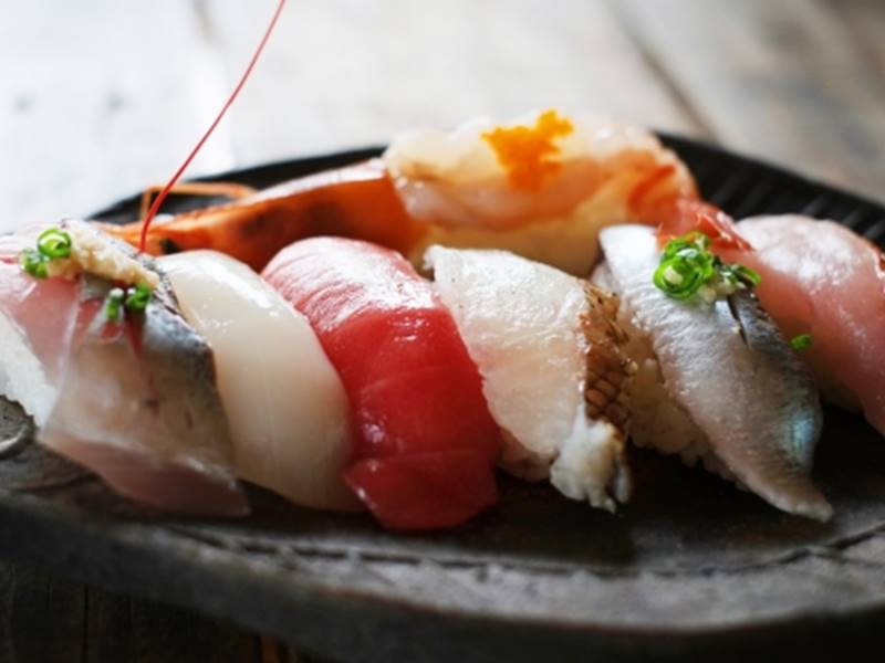 すしと純米 札幌つなぐ横丁店 札幌駅高架下のお寿司を提供する居酒屋の紹介