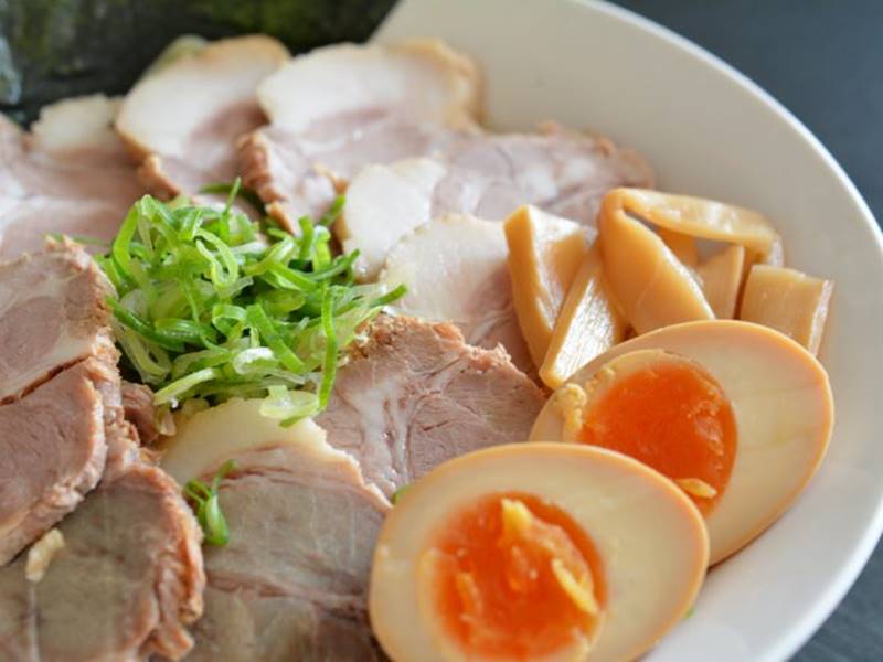 豚ラーメン榊 釧路総本店 釧路市海運で営業している ボリューム満点のラーメン店 のメニューなどを紹介